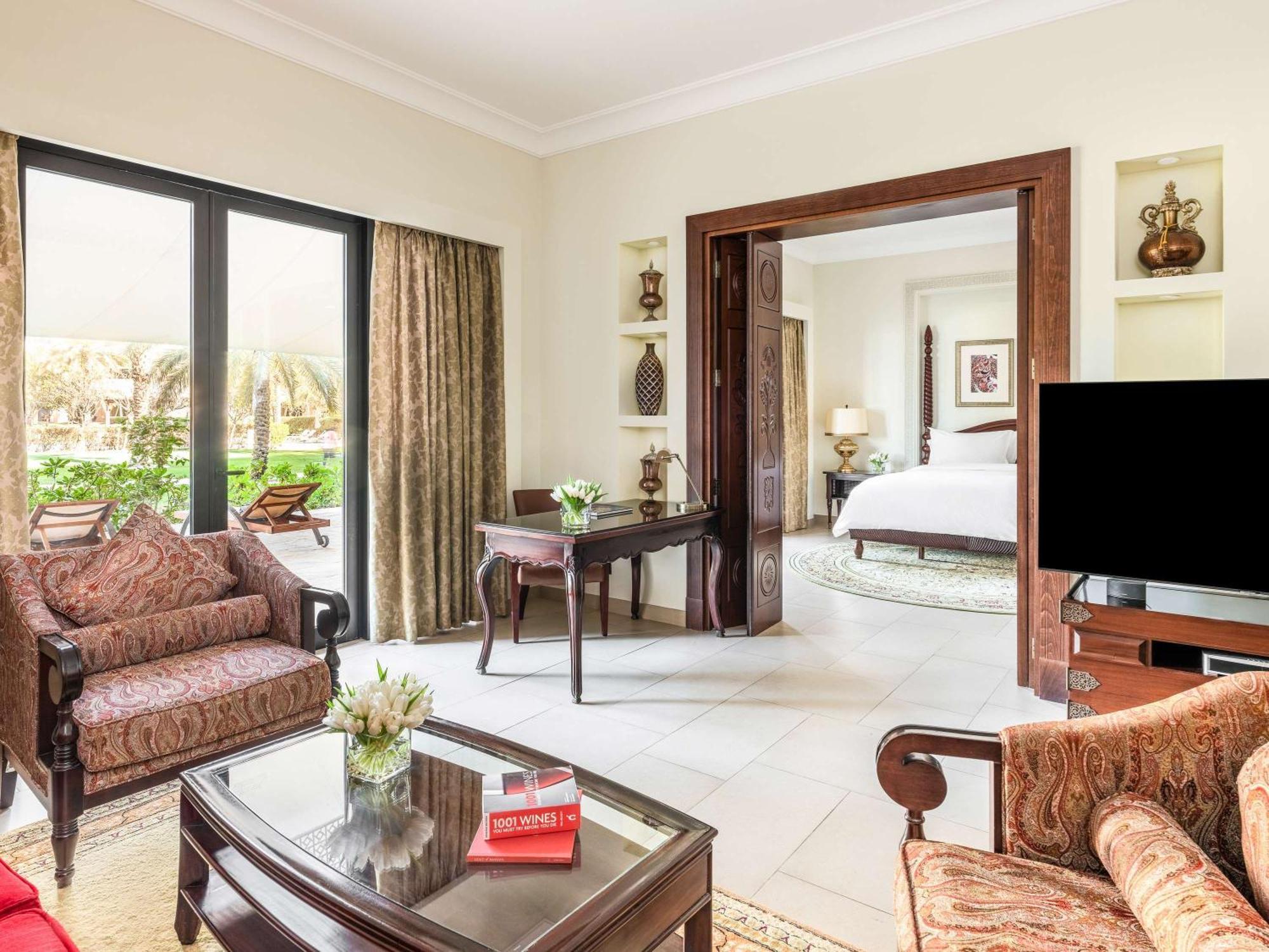 Sofitel Bahrain Zallaq Thalassa Sea & Spa Al Manamah Esterno foto A suite at the Jumeirah Emirates Towers Hotel