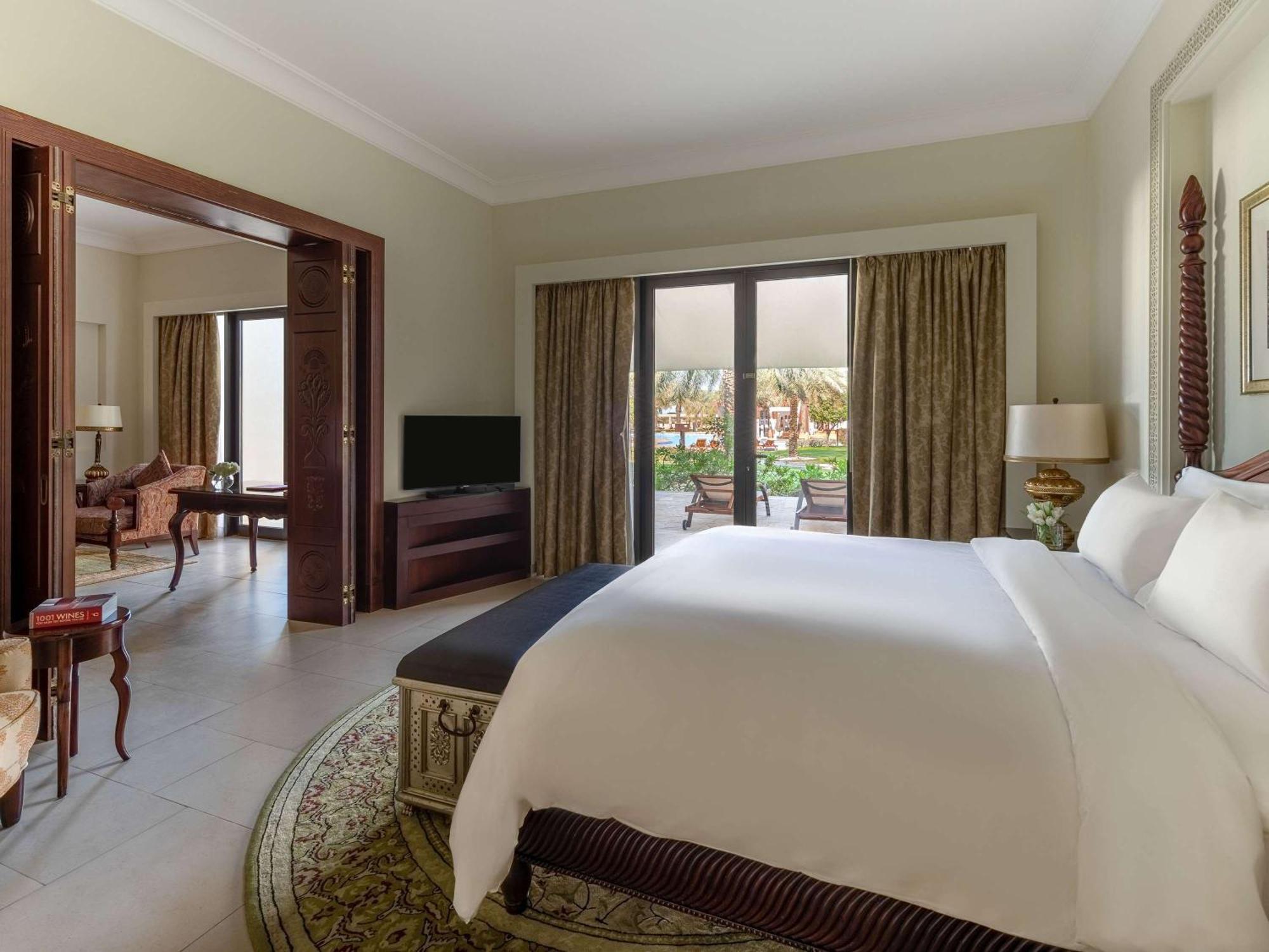 Sofitel Bahrain Zallaq Thalassa Sea & Spa Al Manamah Esterno foto A bedroom at the Jumeirah Royal Mirage