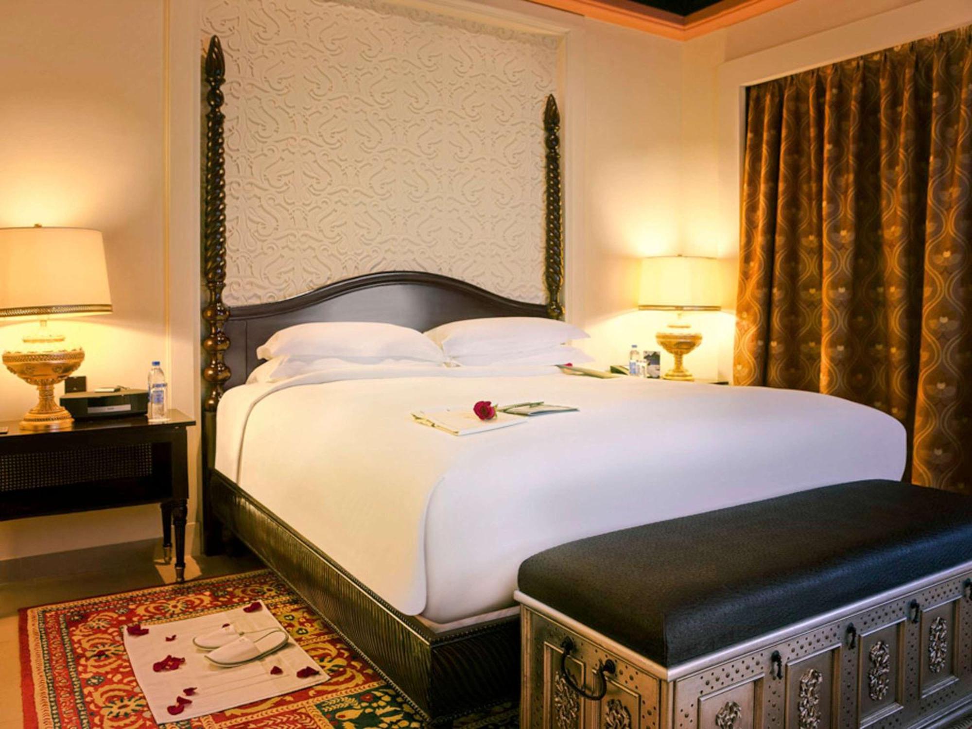 Sofitel Bahrain Zallaq Thalassa Sea & Spa Al Manamah Esterno foto A bedroom at the Taj Mahal Palace