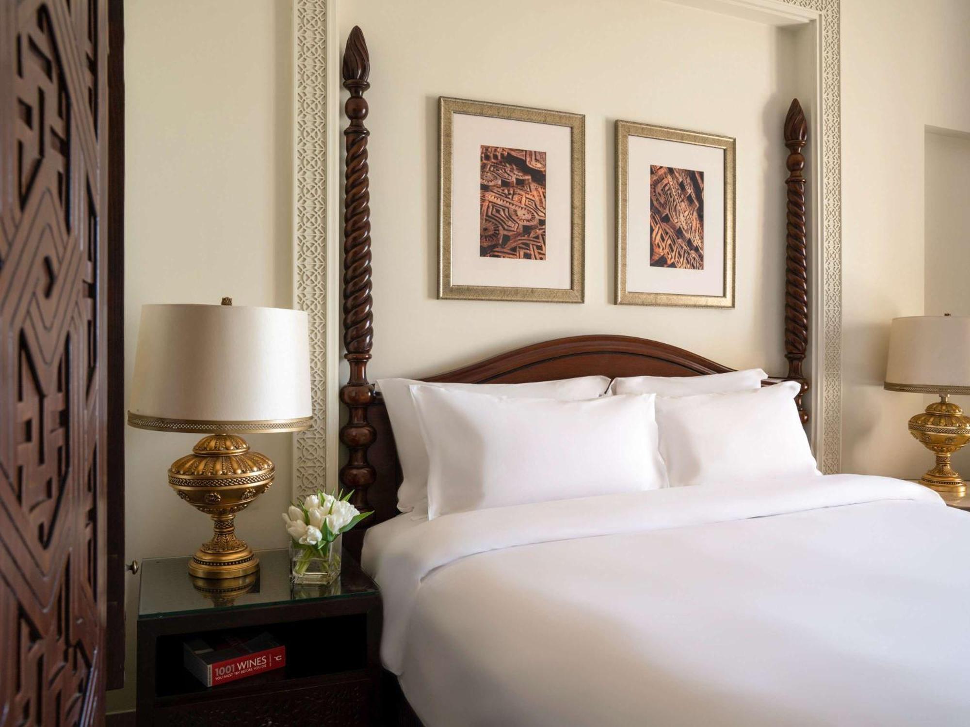 Sofitel Bahrain Zallaq Thalassa Sea & Spa Al Manamah Esterno foto A bedroom at the Four Seasons Hotel