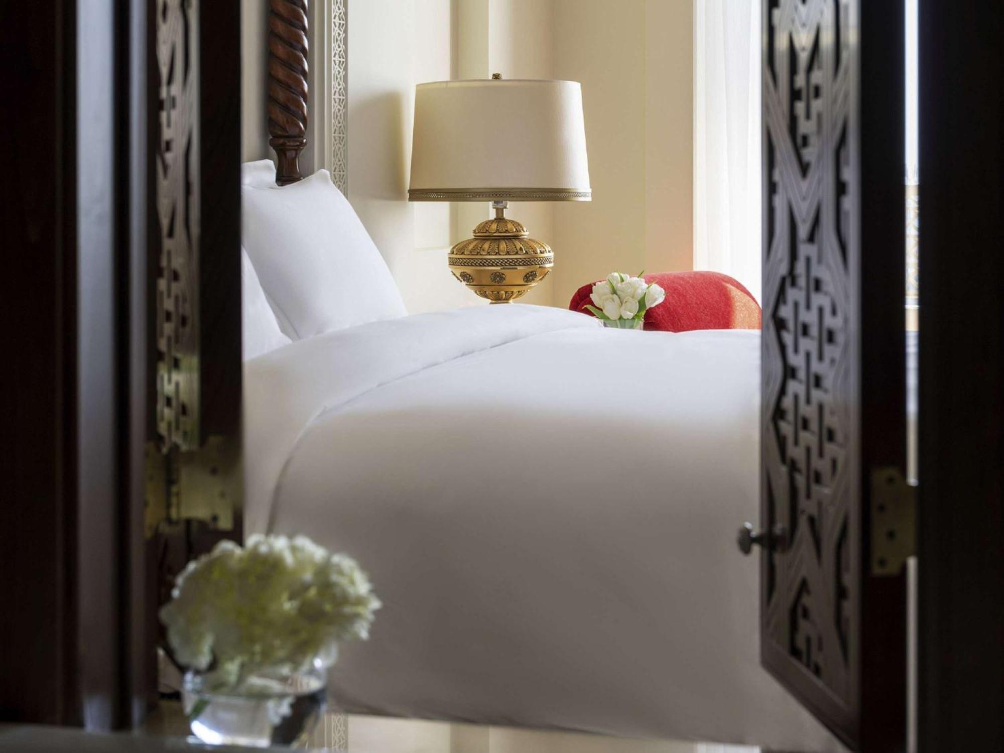 Sofitel Bahrain Zallaq Thalassa Sea & Spa Al Manamah Esterno foto A guest room at the Four Seasons Hotel