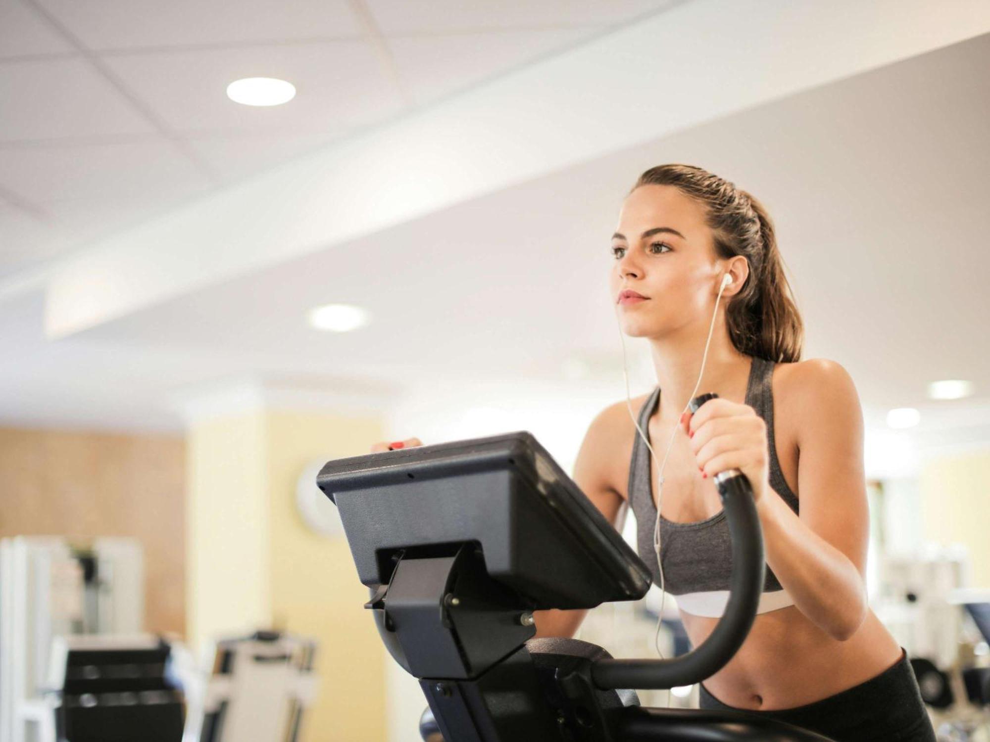 Sofitel Bahrain Zallaq Thalassa Sea & Spa Al Manamah Esterno foto A woman on a treadmill