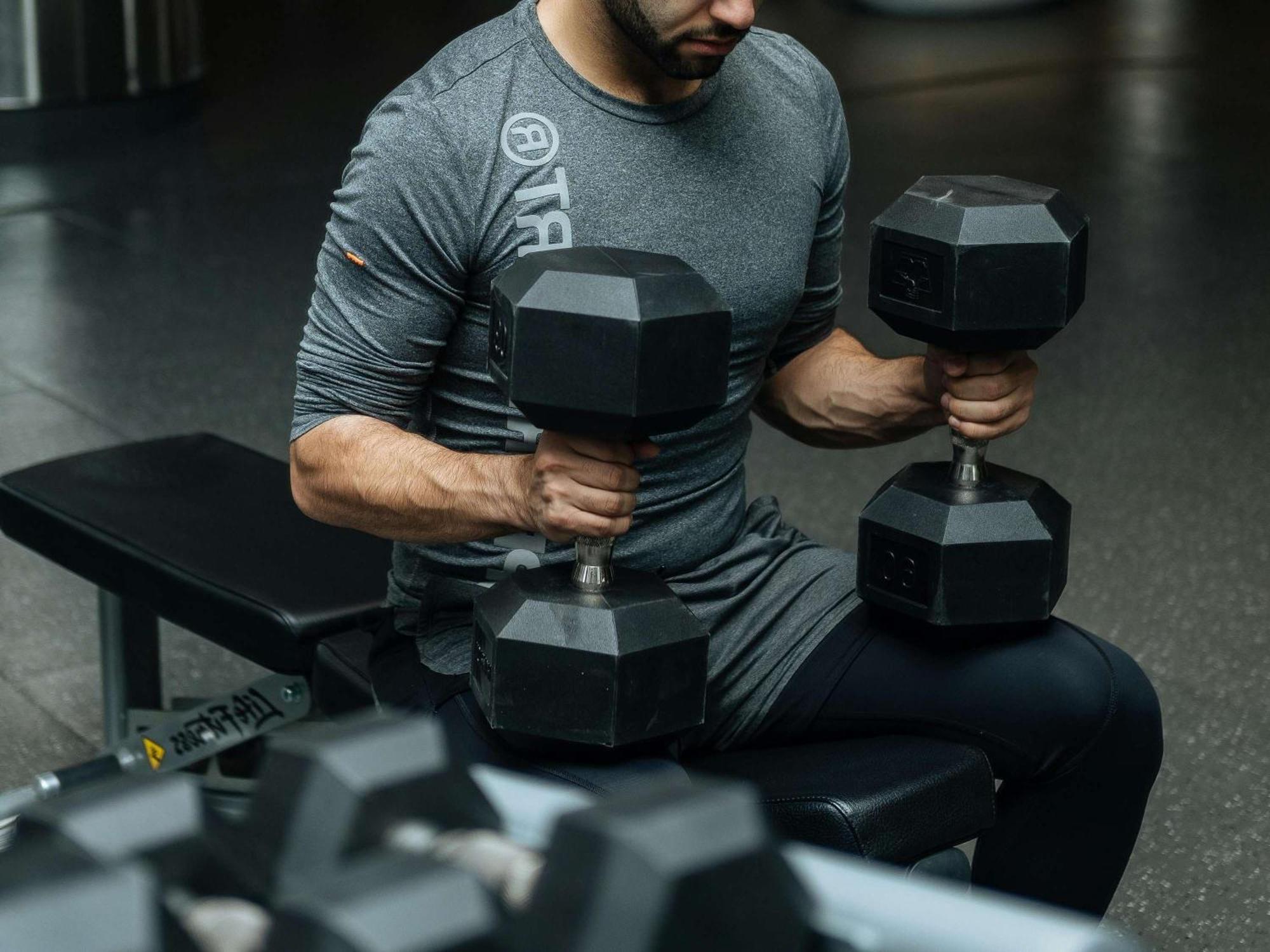Sofitel Bahrain Zallaq Thalassa Sea & Spa Al Manamah Esterno foto A bodybuilder training with dumbbells