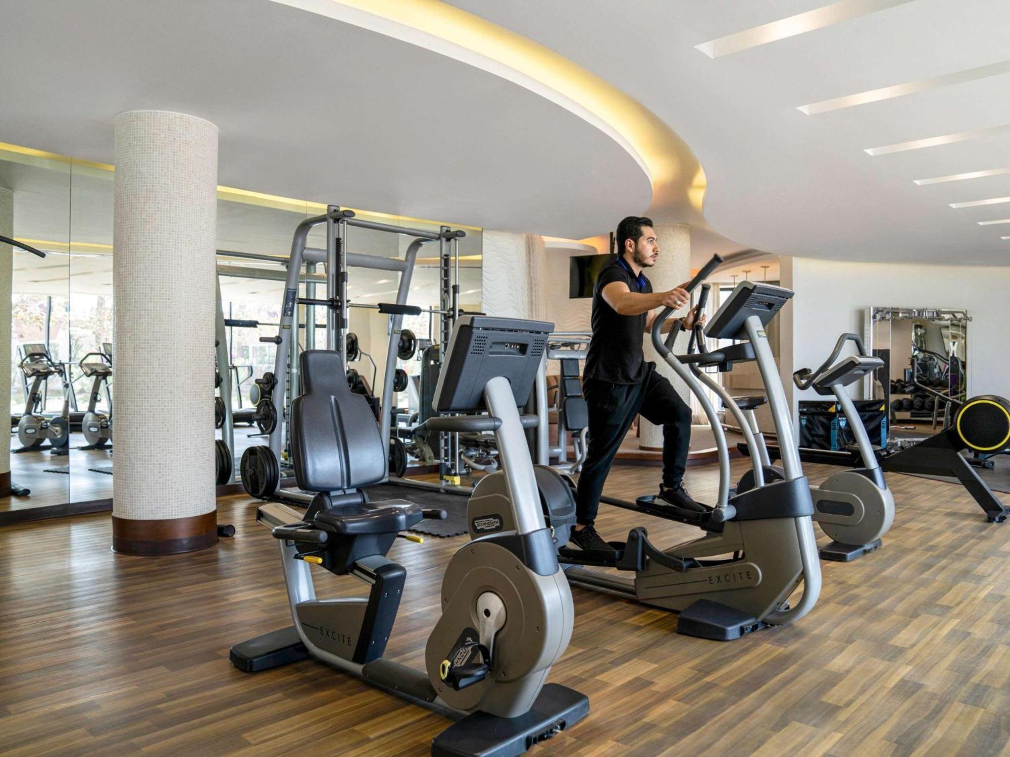 Sofitel Bahrain Zallaq Thalassa Sea & Spa Al Manamah Esterno foto A gym at the InterContinental Hotel, Muscat, Oman