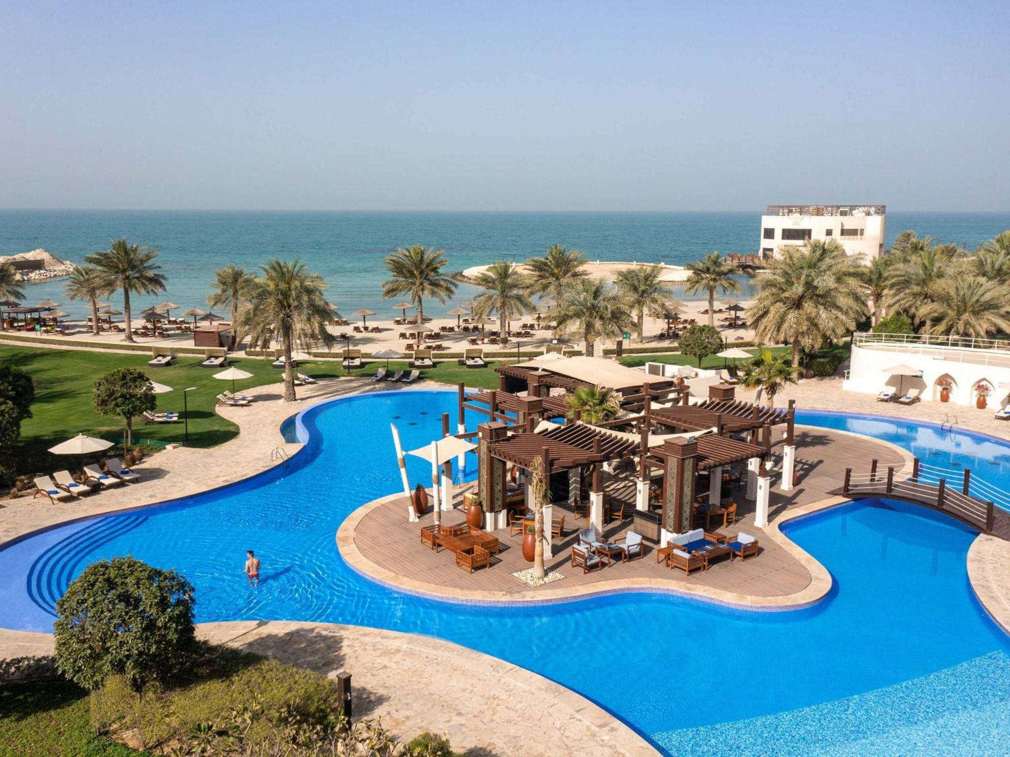 Sofitel Bahrain Zallaq Thalassa Sea & Spa Al Manamah Esterno foto The pool at the Jumeirah Beach Hotel