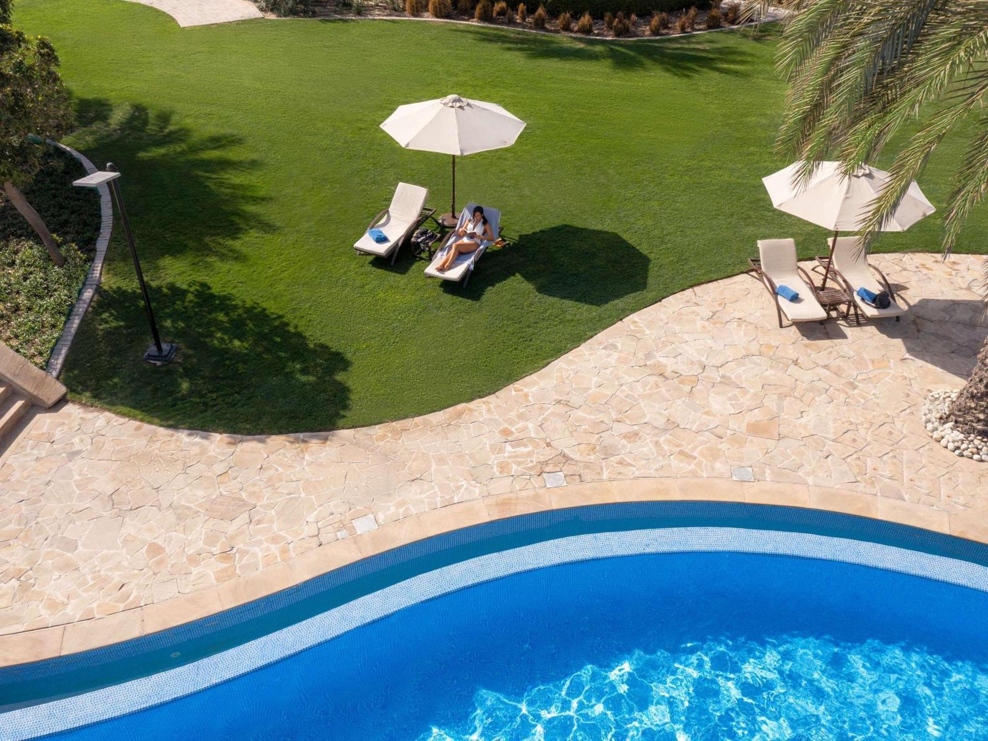 Sofitel Bahrain Zallaq Thalassa Sea & Spa Al Manamah Esterno foto Artificial grass at a resort
