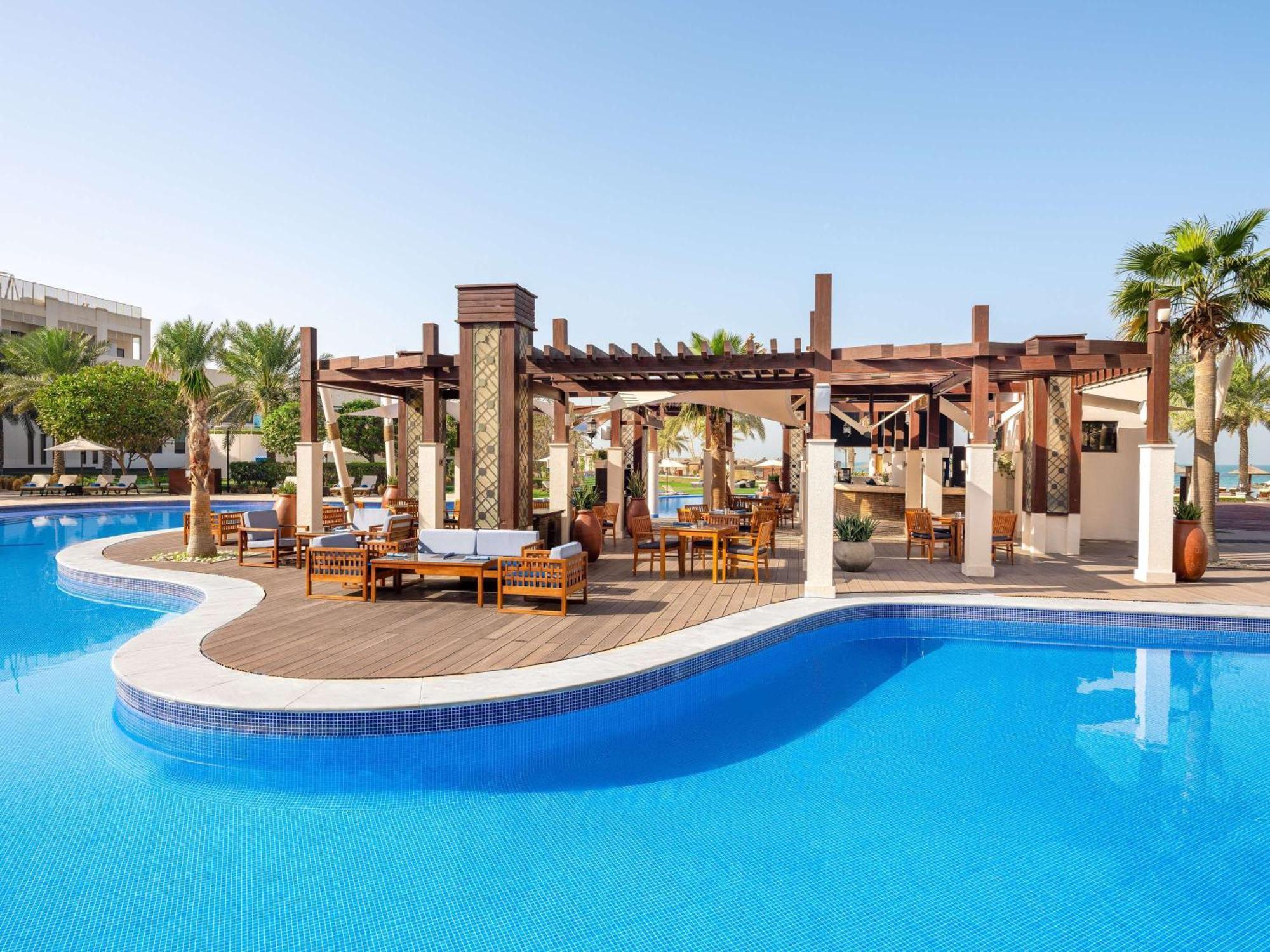 Sofitel Bahrain Zallaq Thalassa Sea & Spa Al Manamah Esterno foto The swimming pool at the resort