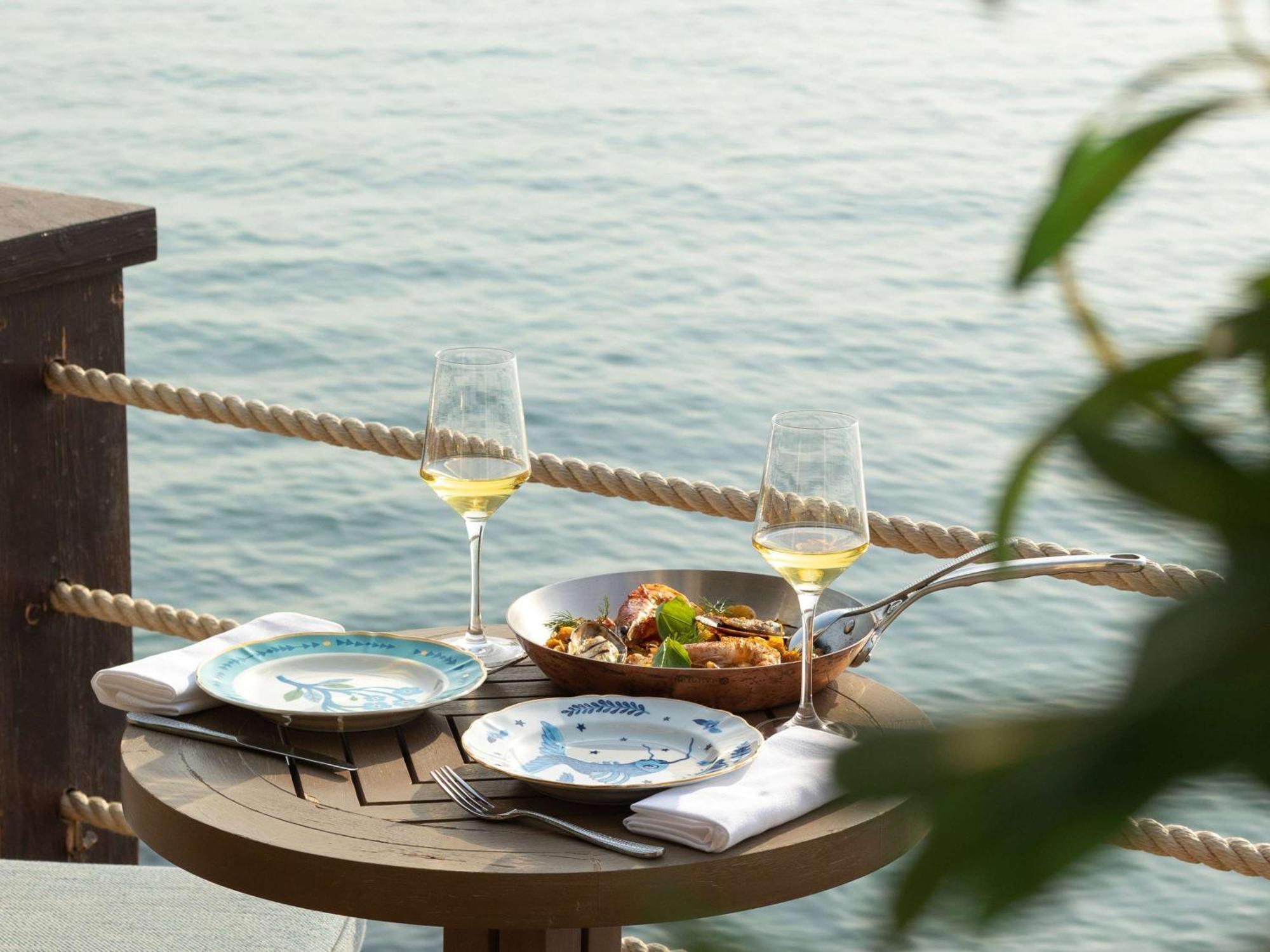 Sofitel Bahrain Zallaq Thalassa Sea & Spa Al Manamah Esterno foto A typical meal at the restaurant
