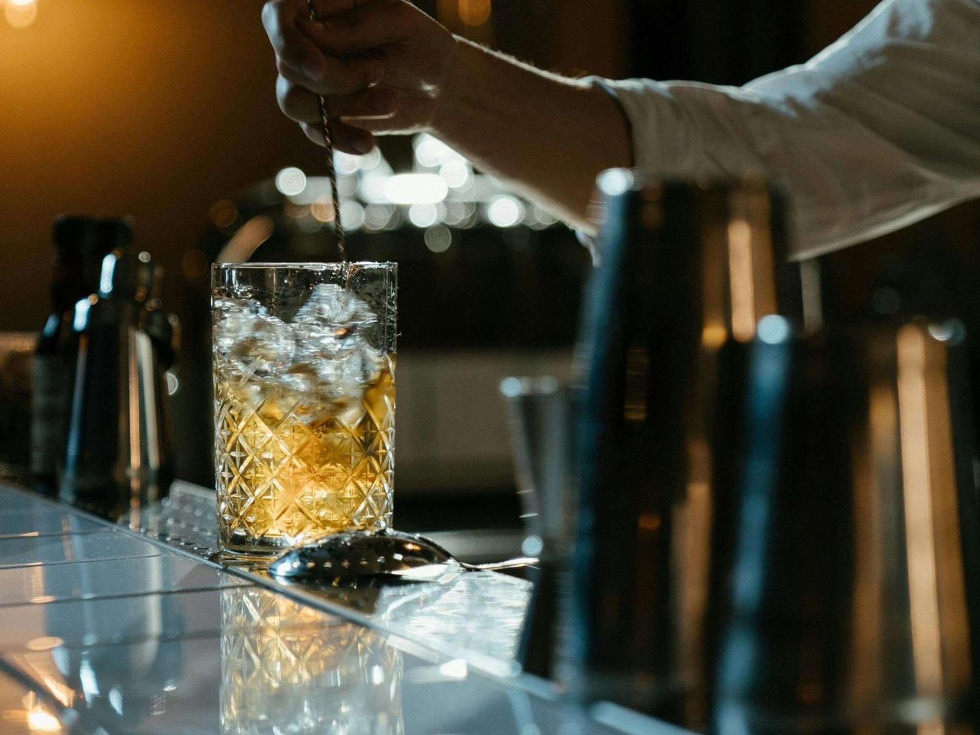 Sofitel Bahrain Zallaq Thalassa Sea & Spa Al Manamah Esterno foto A bartender adding ice to a glass