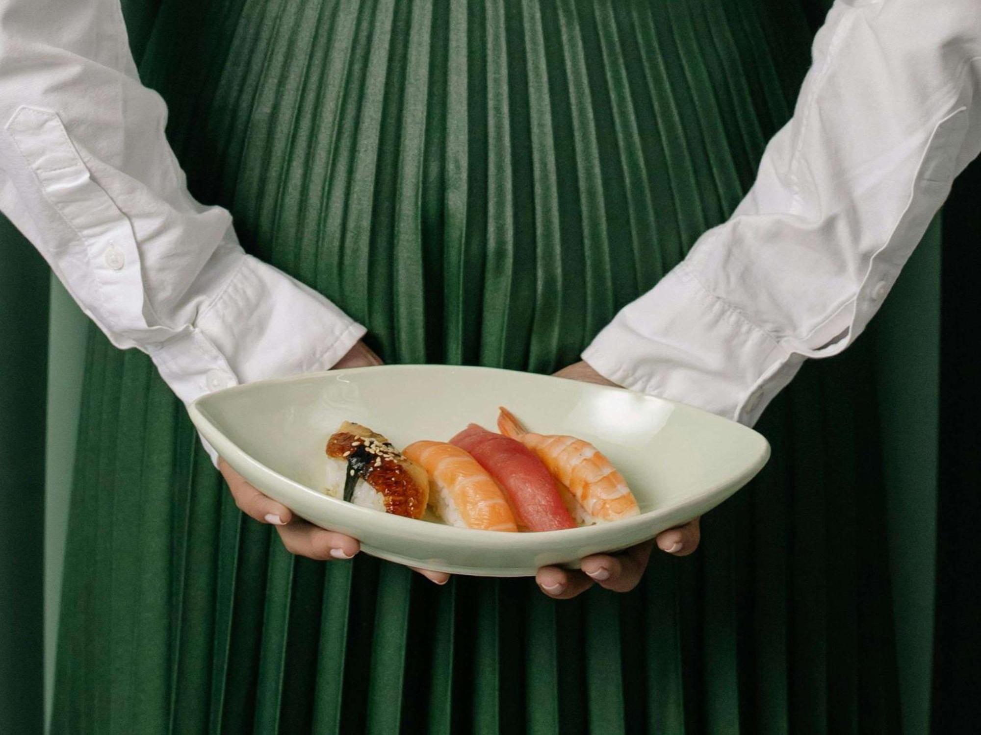 Sofitel Bahrain Zallaq Thalassa Sea & Spa Al Manamah Esterno foto A sushi chef holding a plate of sushi