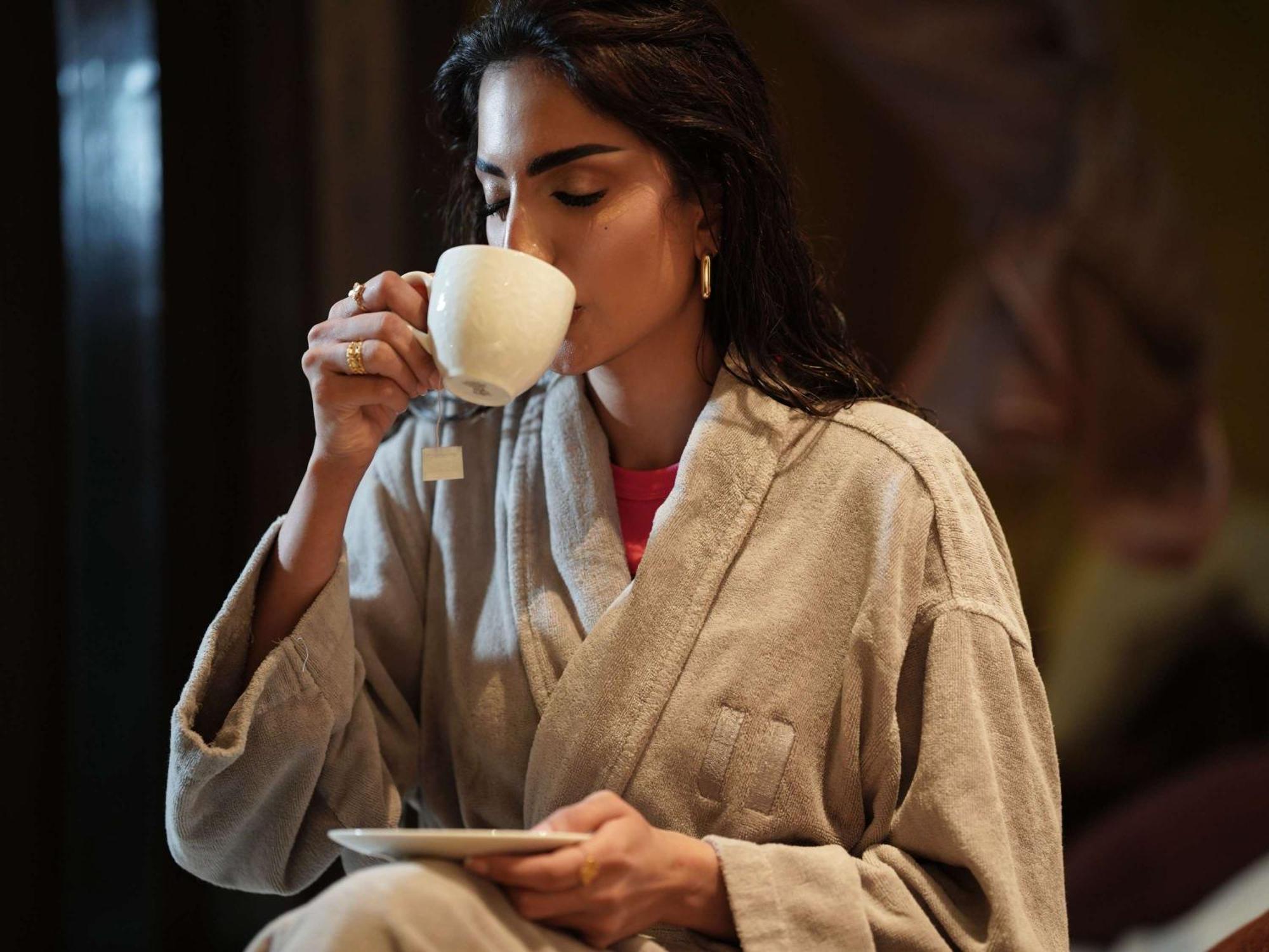 Sofitel Bahrain Zallaq Thalassa Sea & Spa Al Manamah Esterno foto A woman drinking coffee